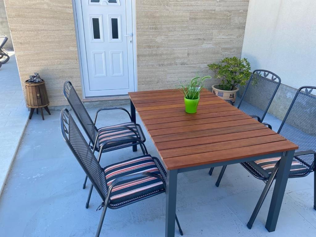 Croliday Apartment With Pool Nin Vrsi Bagian luar foto